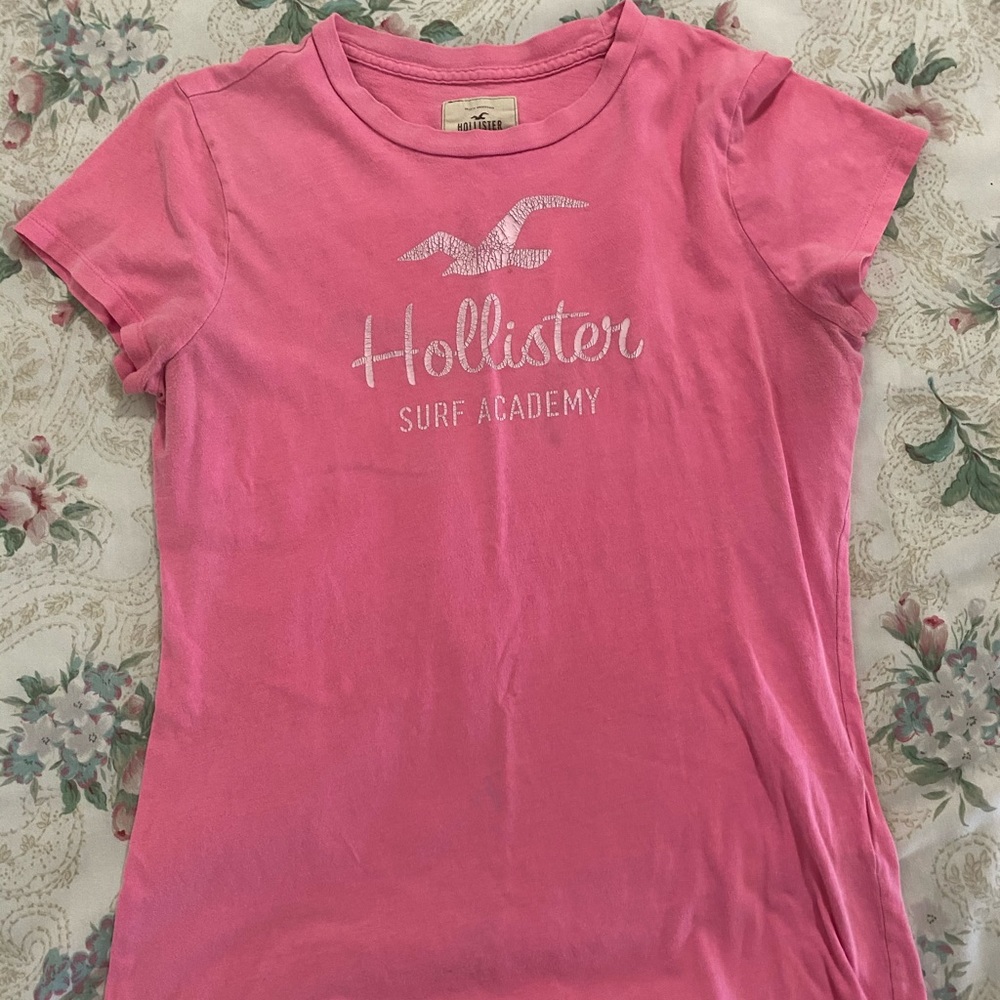 medium hollister tee